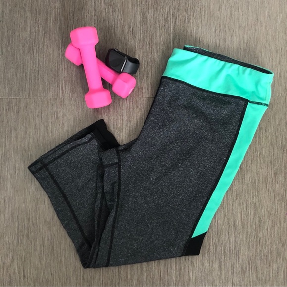 GapFit | Colour blocked capris 🧘♀️ - Picture 1 of 4